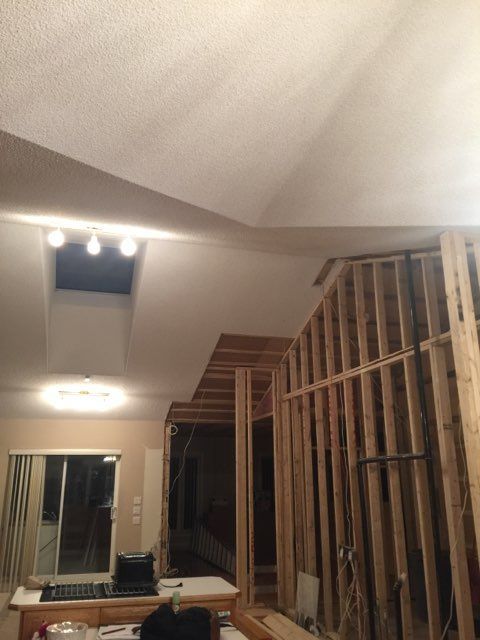 Une pièce en construction avec un plafond très haut