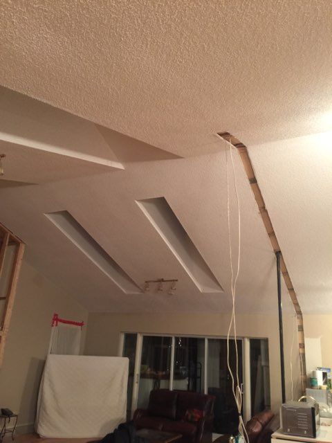 Un salon avec un plafond percé d'un trou