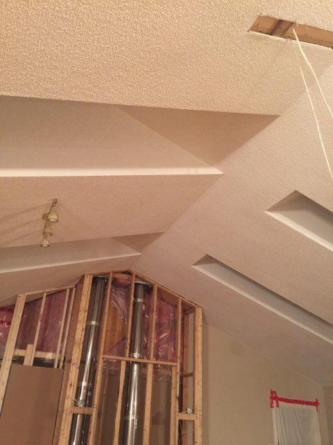 Une pièce avec un plafond percé d'un trou