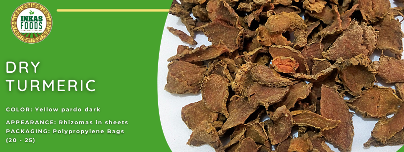 Trozos de cúrcuma seca. Etiqueta verde con el logotipo de 