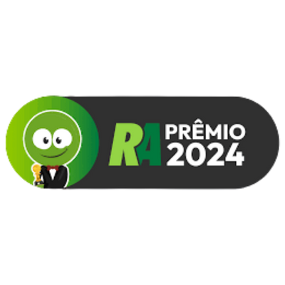Logotipo do R4 Prêmio 2024 apresentando um personagem sorridente verde segurando um troféu sobre um fundo preto retangular.
