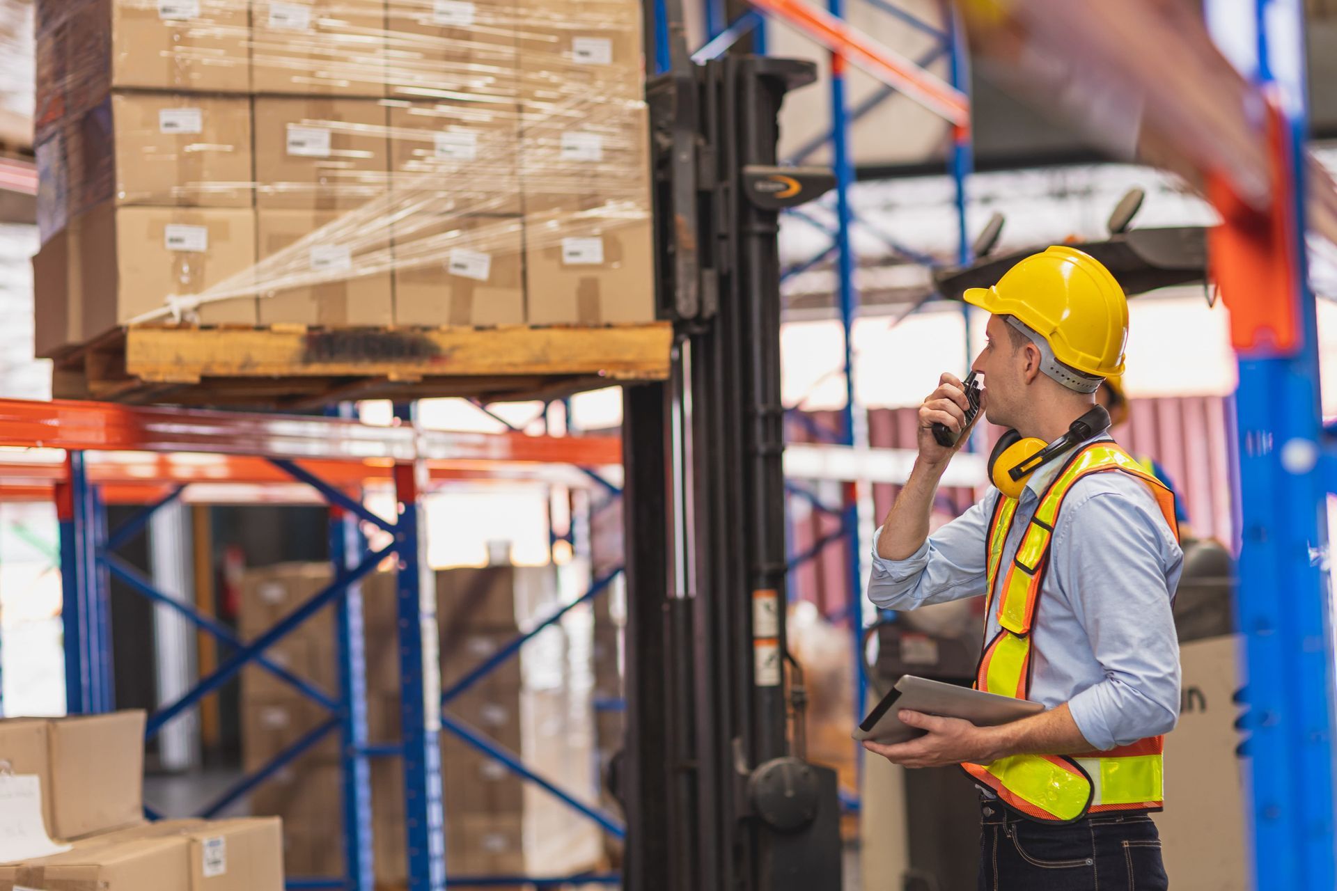 A surgeon is standing in an operating room with his arms crossed.