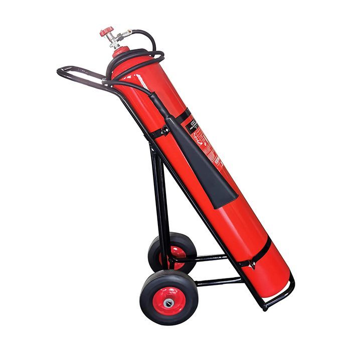 Extincteur rouge sur un chariot à roulettes noir, prêt à l'emploi.