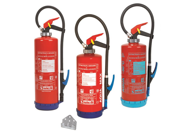 Trois extincteurs rouges avec tuyaux noirs et bases bleues, avec un support de montage.