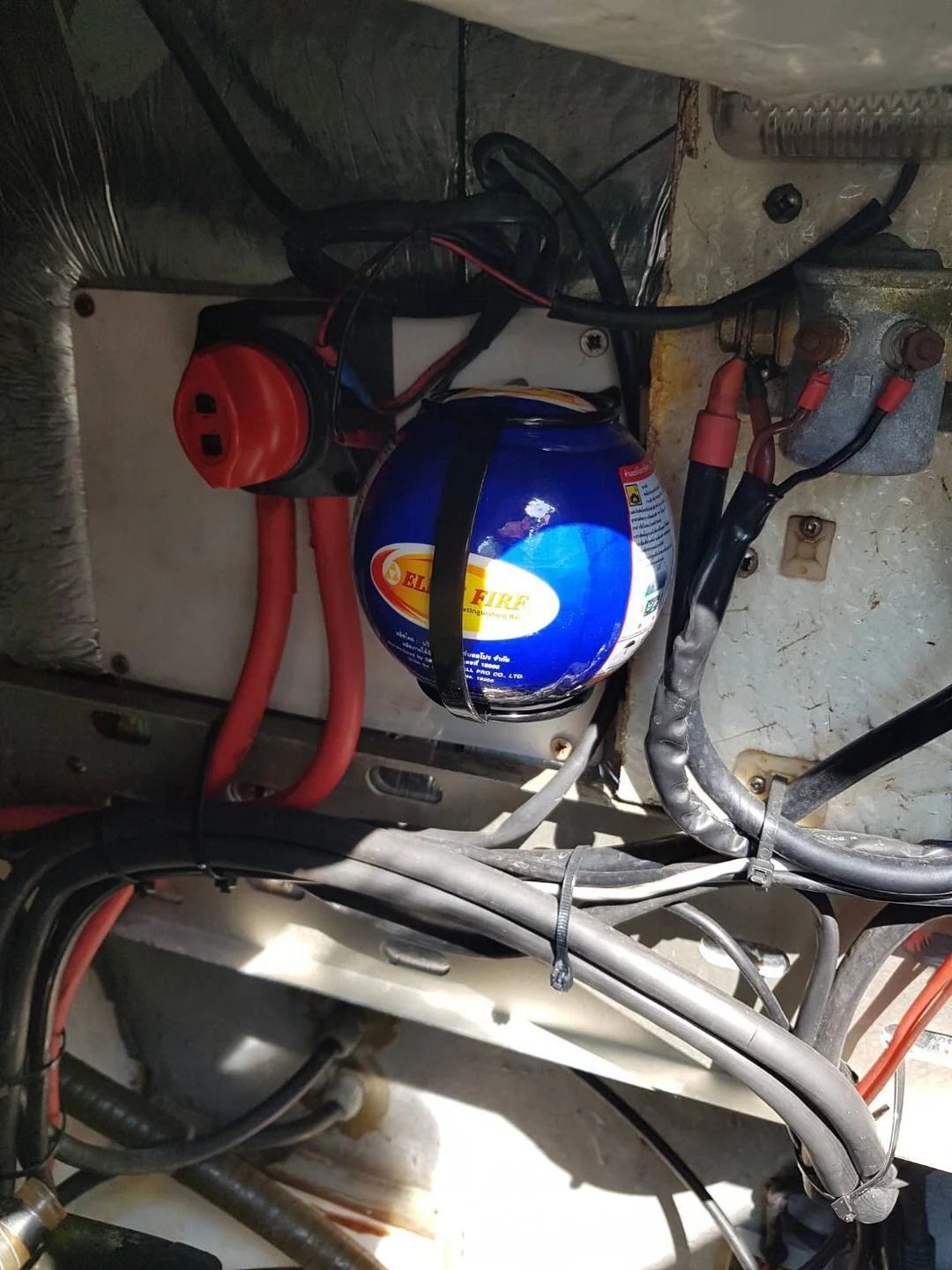 Panneau électrique de bateau avec batterie et câblage, avec un interrupteur de déconnexion de batterie rouge.