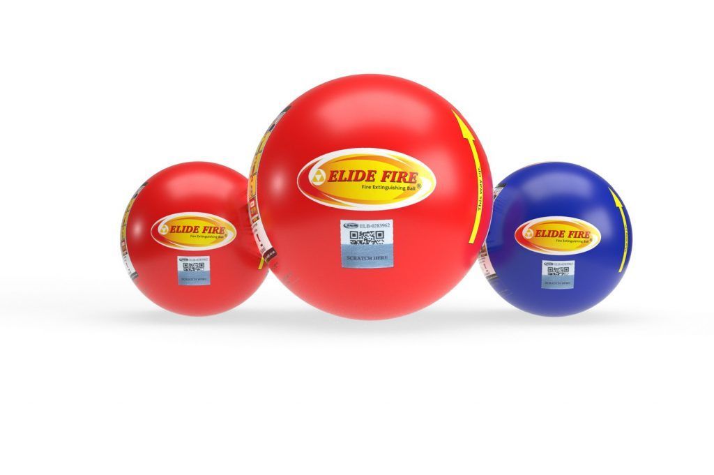 Trois boules extinctrices colorées. Deux rouges, une bleue.