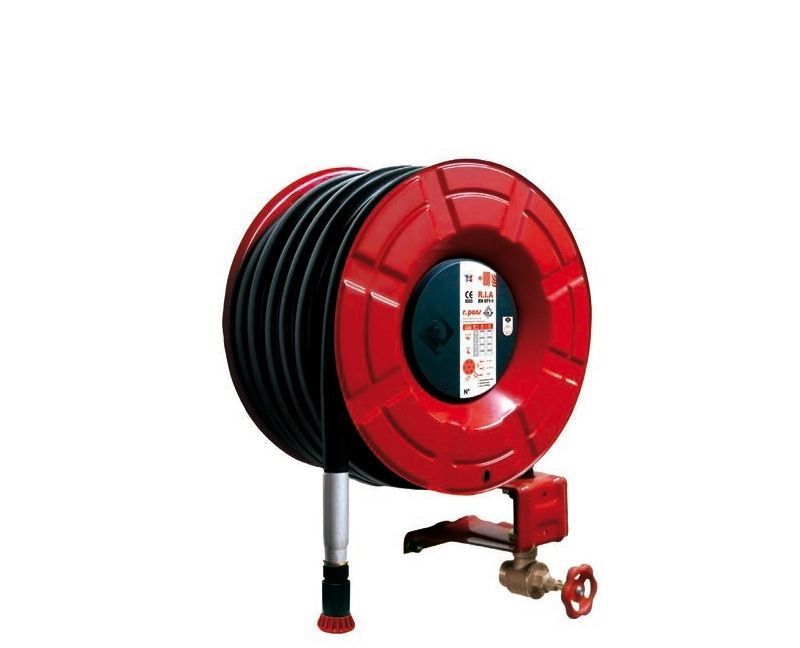 Enrouleur de tuyau d'incendie rouge avec tuyau noir, monté sur un mur.