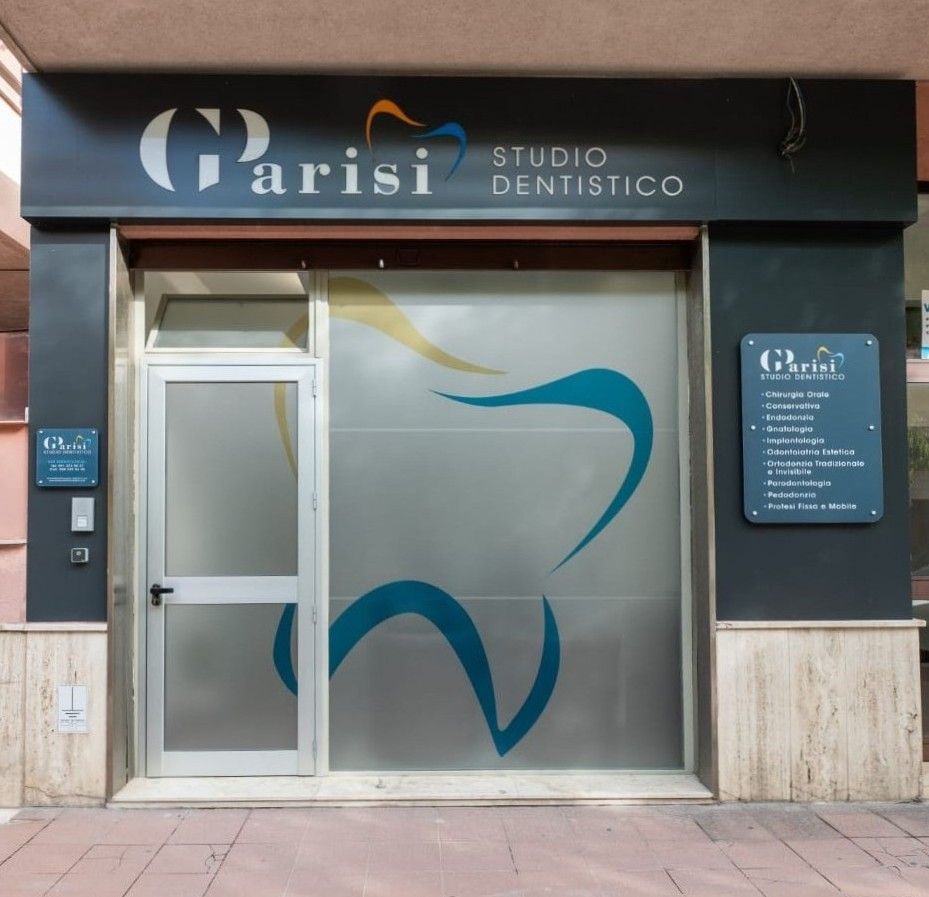 La vetrina di uno studio dentistico con l'insegna nera 