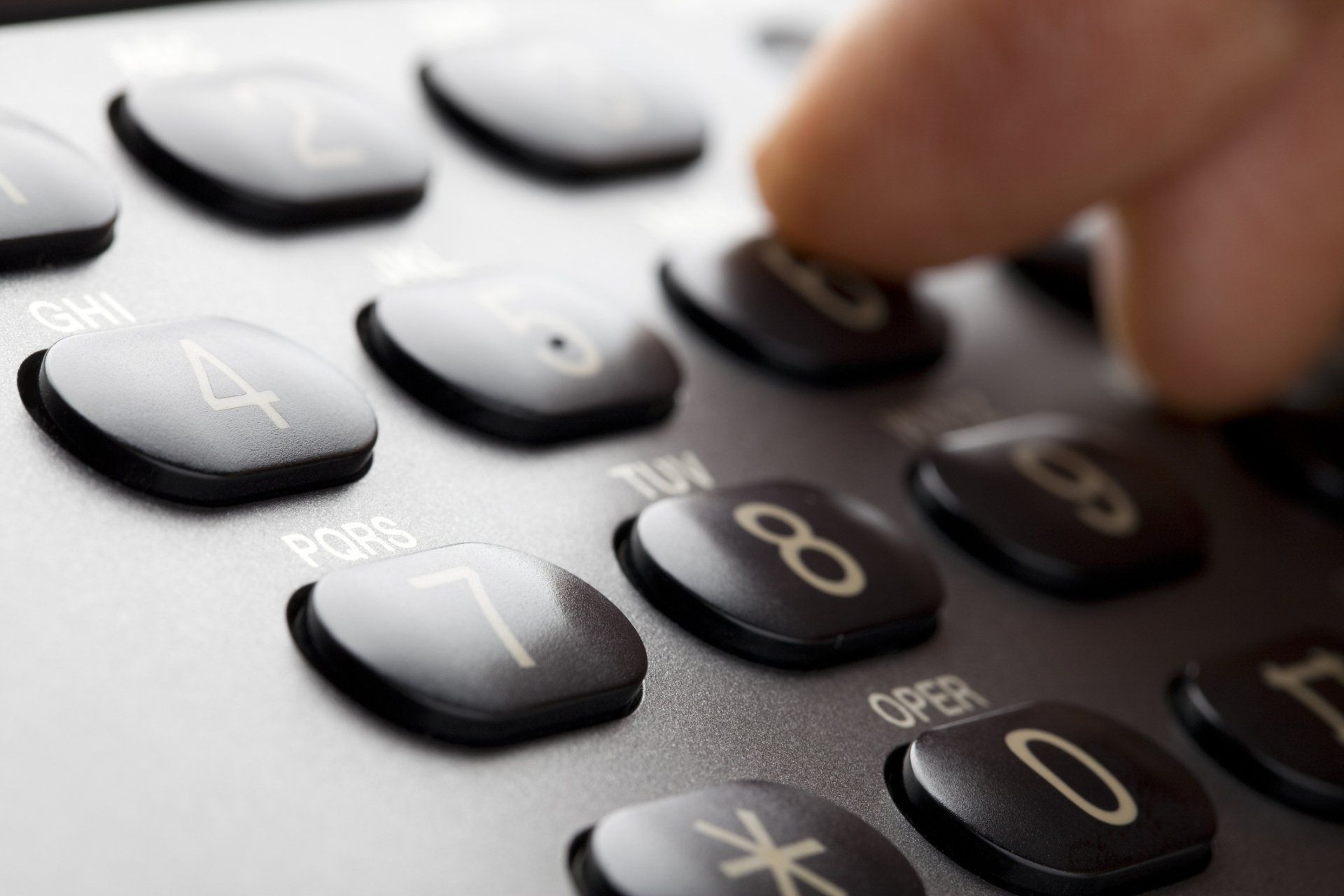 Una donna tiene in mano un pennello blu.