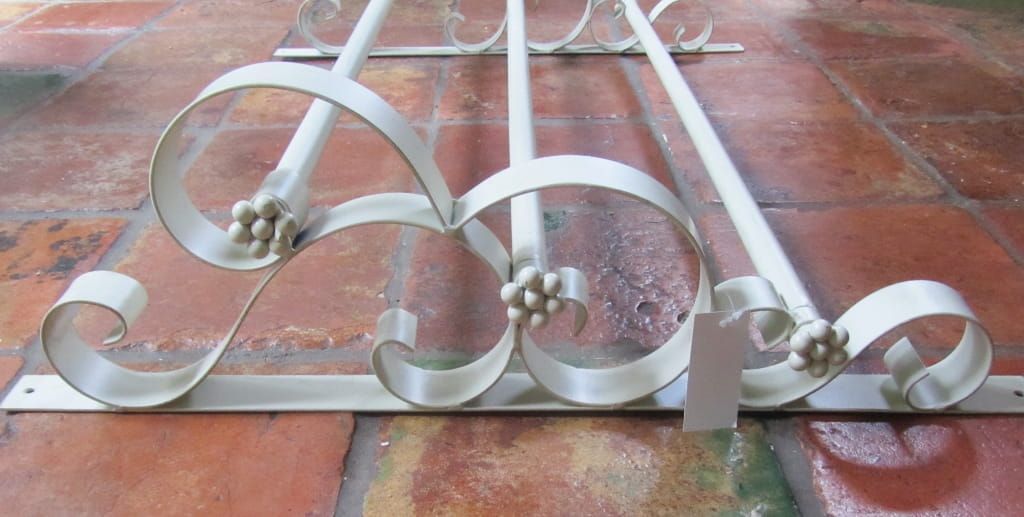 PRACHTIG IJZEREN HANDDOEK REK - BROCANTE STIJL