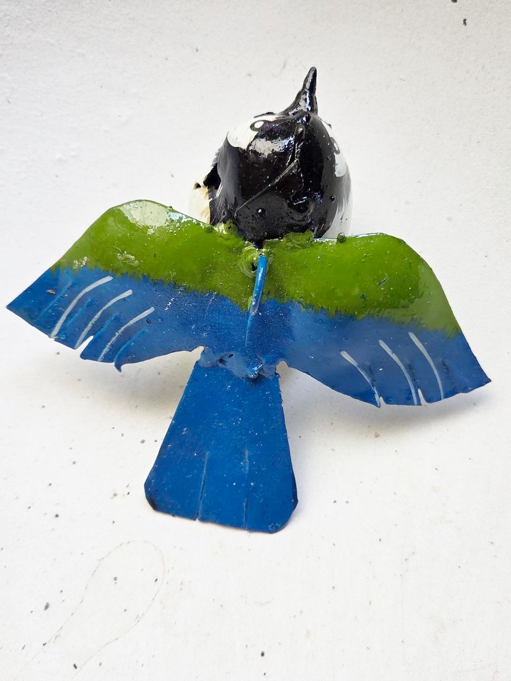 MEESJES - STREET ART - FAIRTRADE - HANDMADE - WIT BUIKJE OPEN VLEUGELS - HANGEND