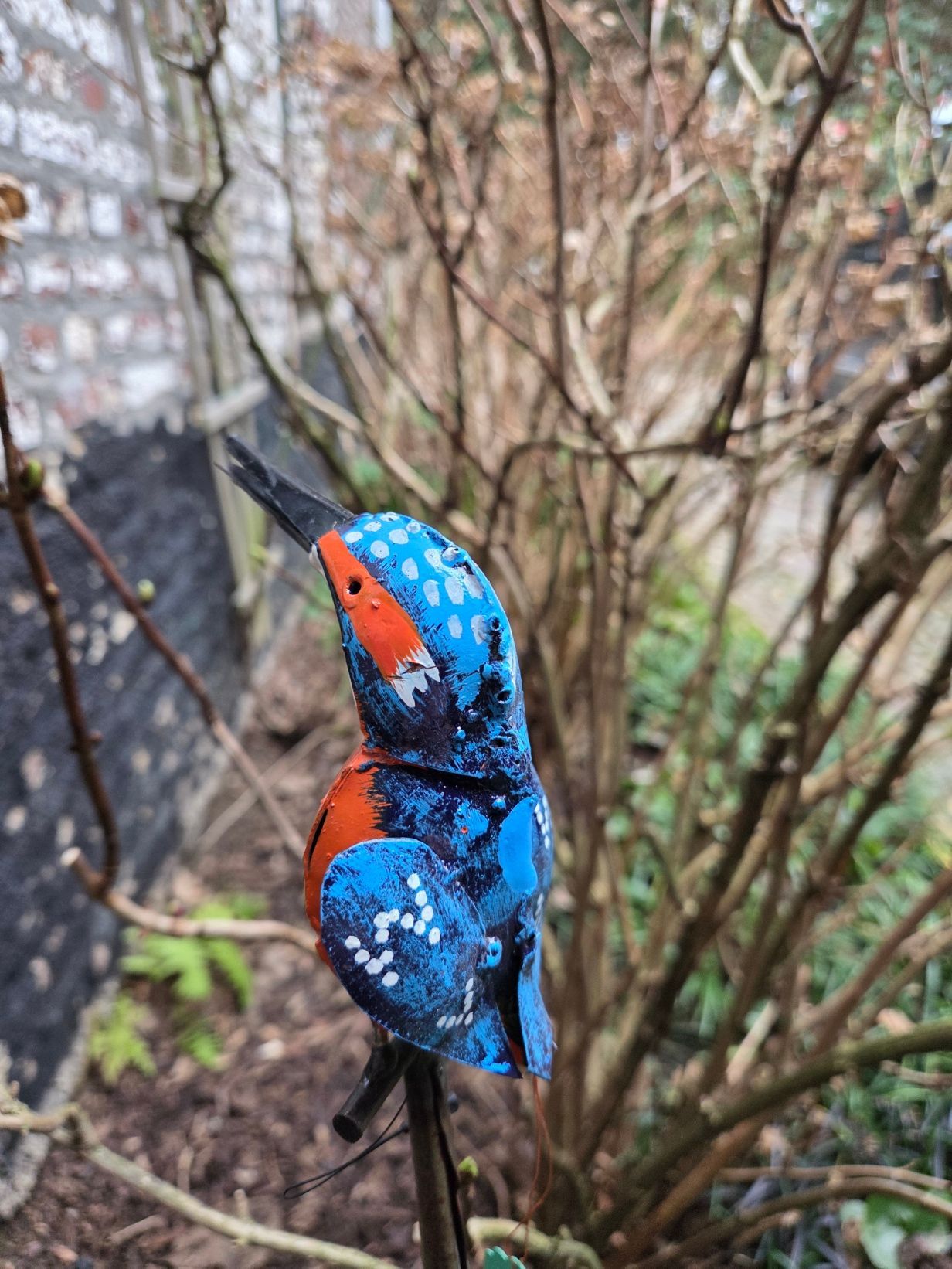 IJSVOGELTJE OP STEKER - STREETART - HANDMADE - FAIRTRADE - VOORUIT KIJKEND