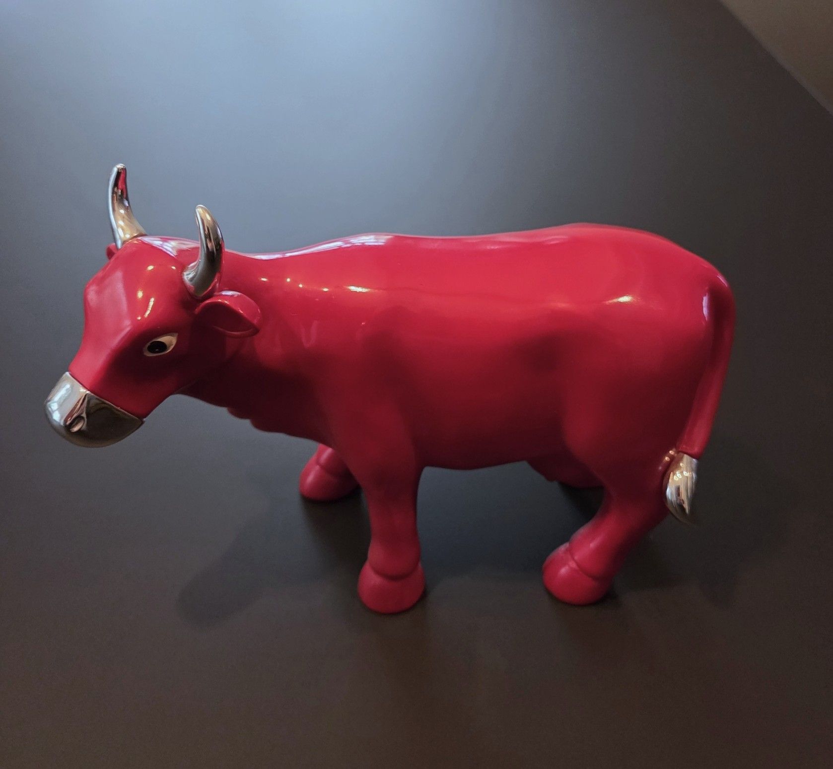 STIER - KERAMIEK - ROOD ZILVEREN ACCENTEN