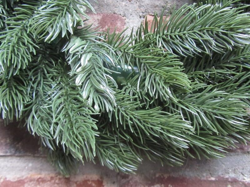 KRANS - KUNSTSTOF - DENNENTAKJES (1)