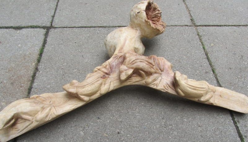 KIKKERS - UIT HOUT GESNEDEN