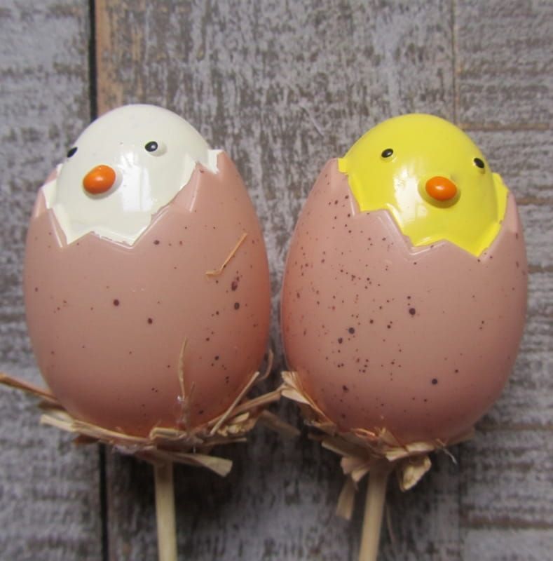 EITJE MET KUIKENTJE OP STEKERTJE - GEEL