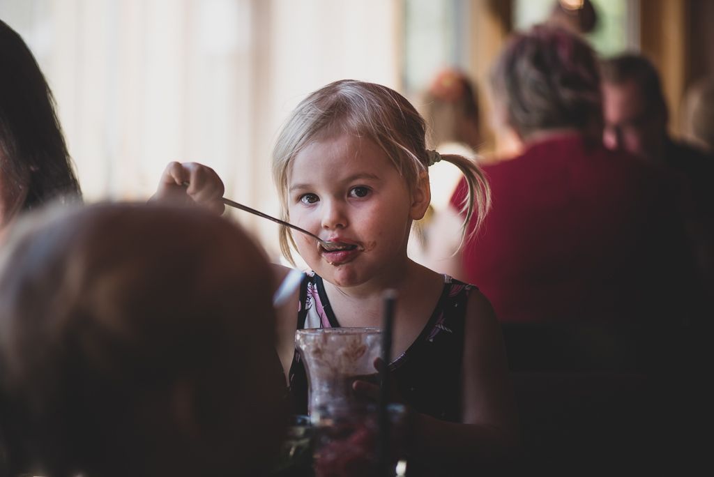 Varkauden hotelli Oscarin logo mustalla tekstillä valkoisella taustalla.