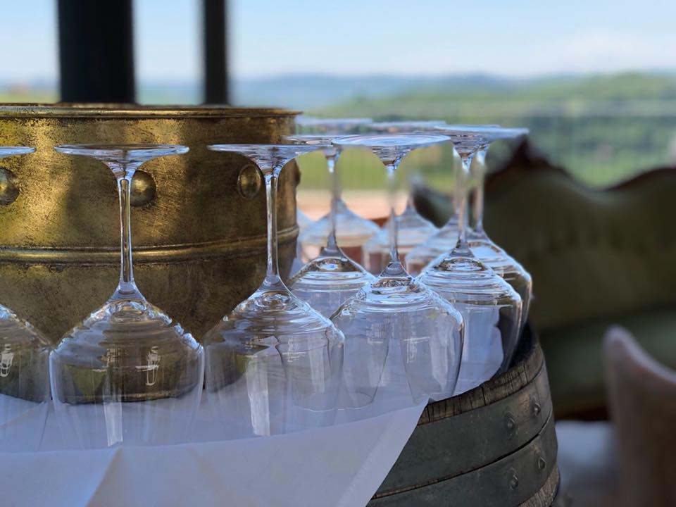 Tavola imbandita per banchetti