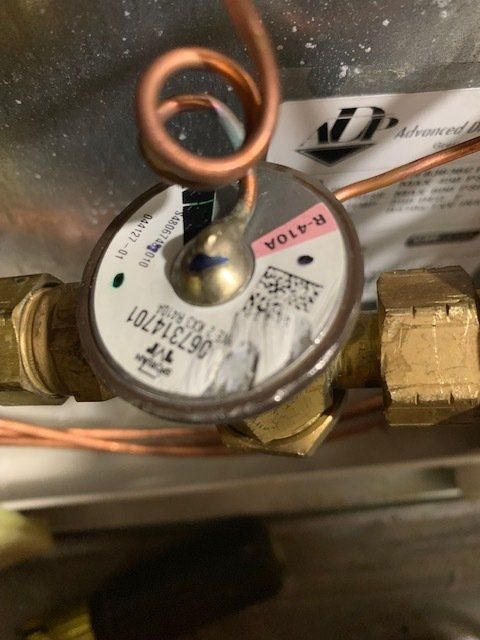 A close up of a valve that says r410a on it