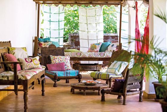 un salone con divani e poltrone con cuscini colorati d'arredo