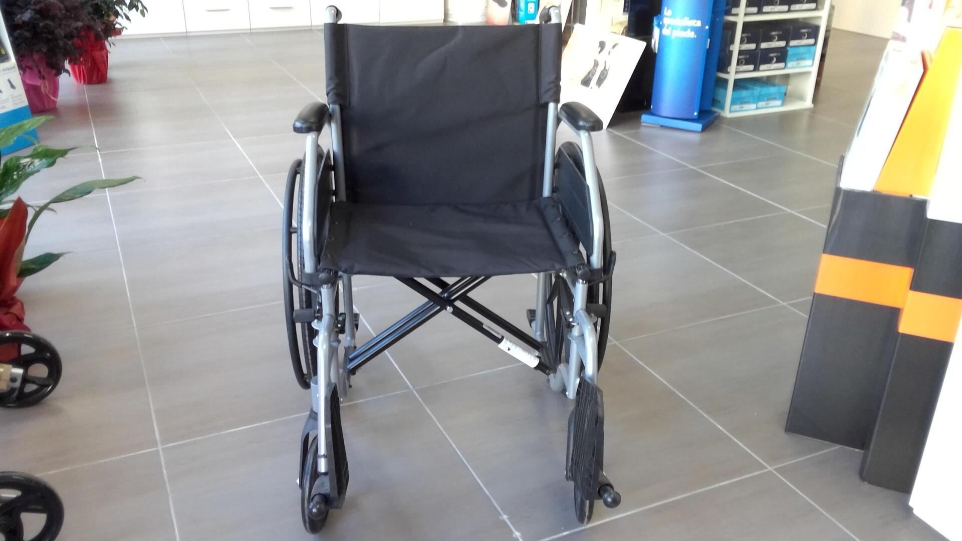 Sedia a rotelle aperta