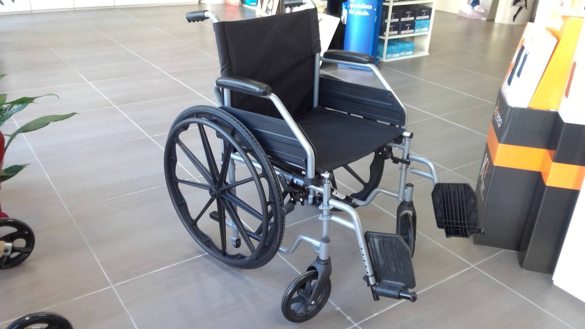 Sedia a rotelle nera