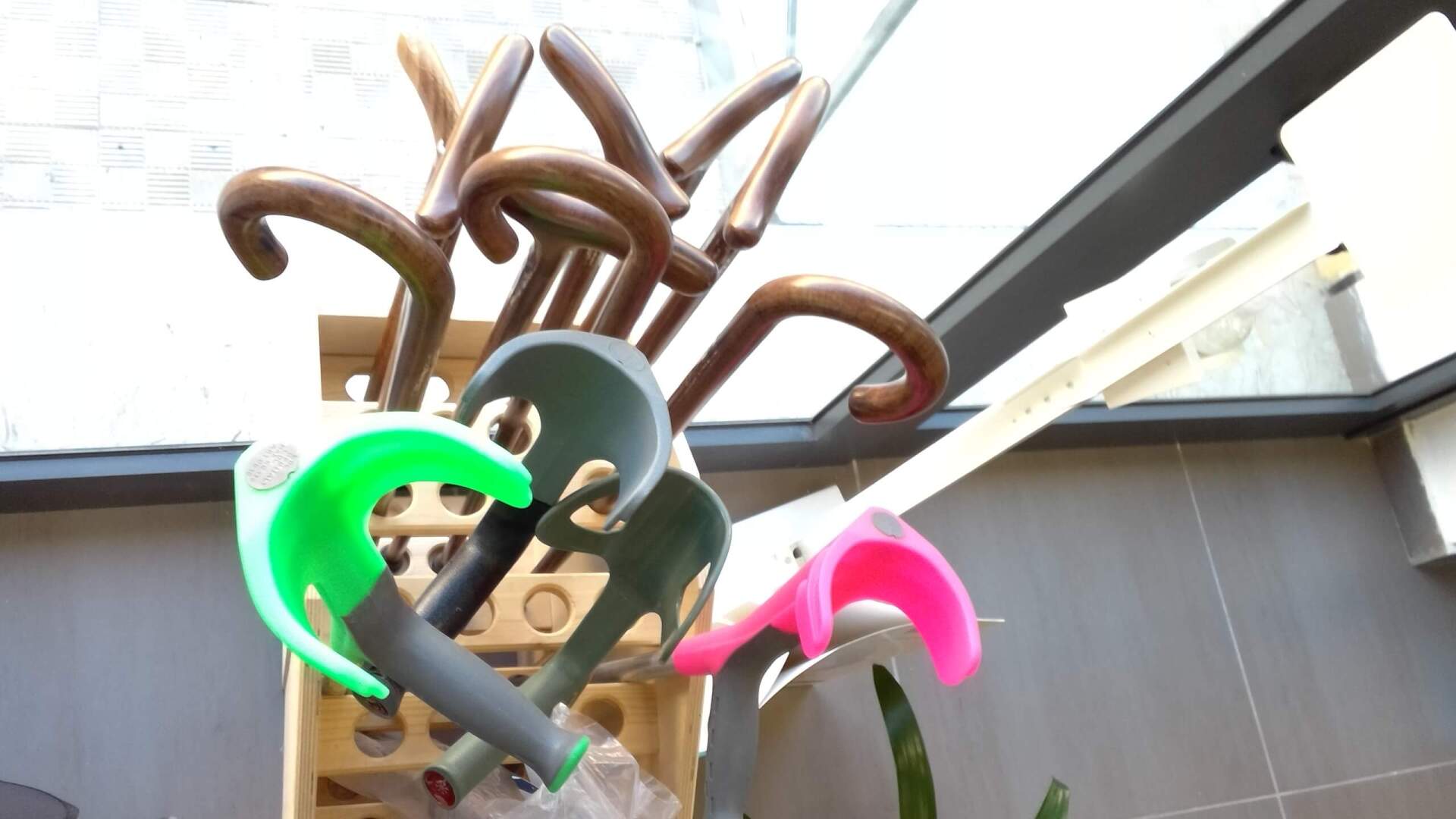 Bastoni in legno e stampelle