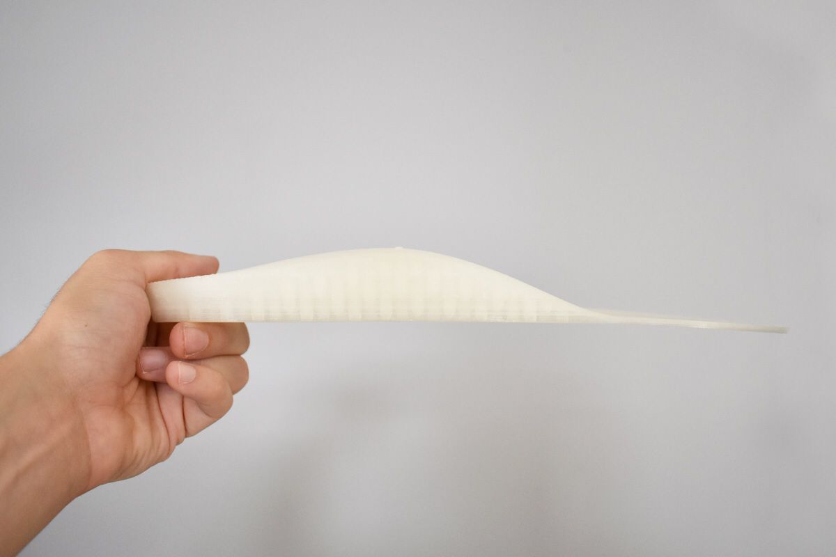 Mano che tiene dispositivo realizzato in 3D