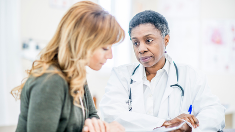 Un médecin parle à un patient dans un hôpital.