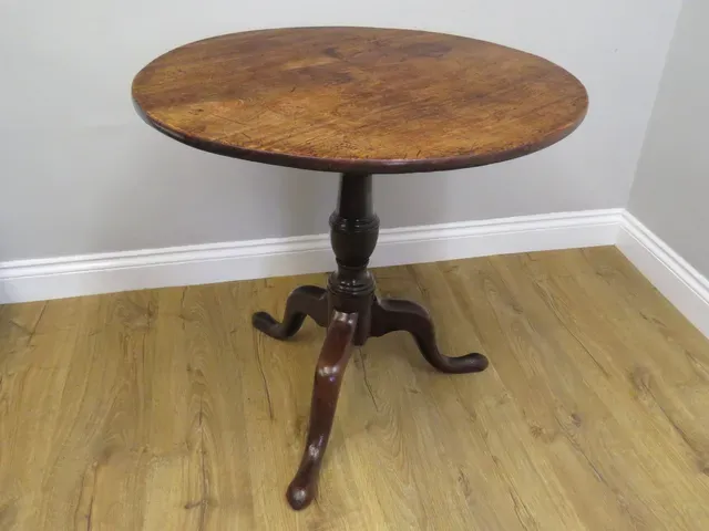 A GEORGE 111 CIRCULAR MAHOGANY SNAP TOP TABLE. 1
