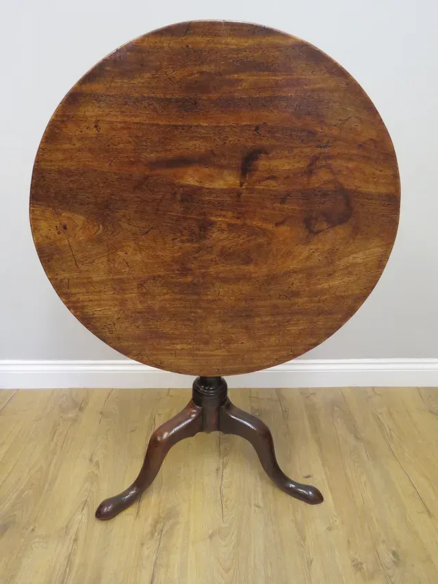 A GEORGE 111 CIRCULAR MAHOGANY SNAP TOP TABLE. 2