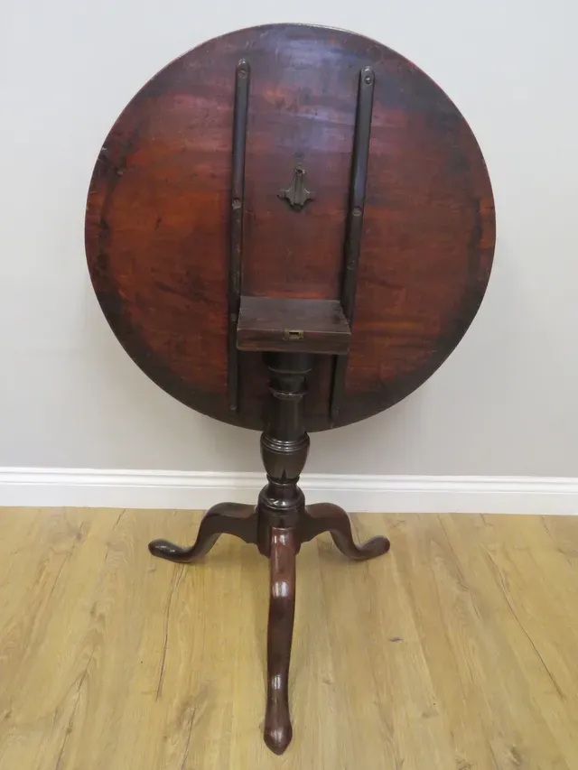 A GEORGE 111 CIRCULAR MAHOGANY SNAP TOP TABLE. 3