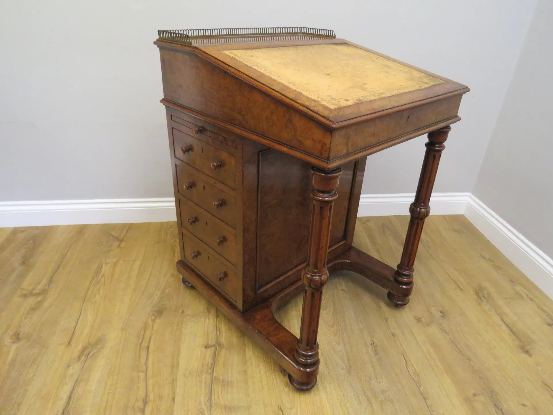 Wooden desk with drawers 2