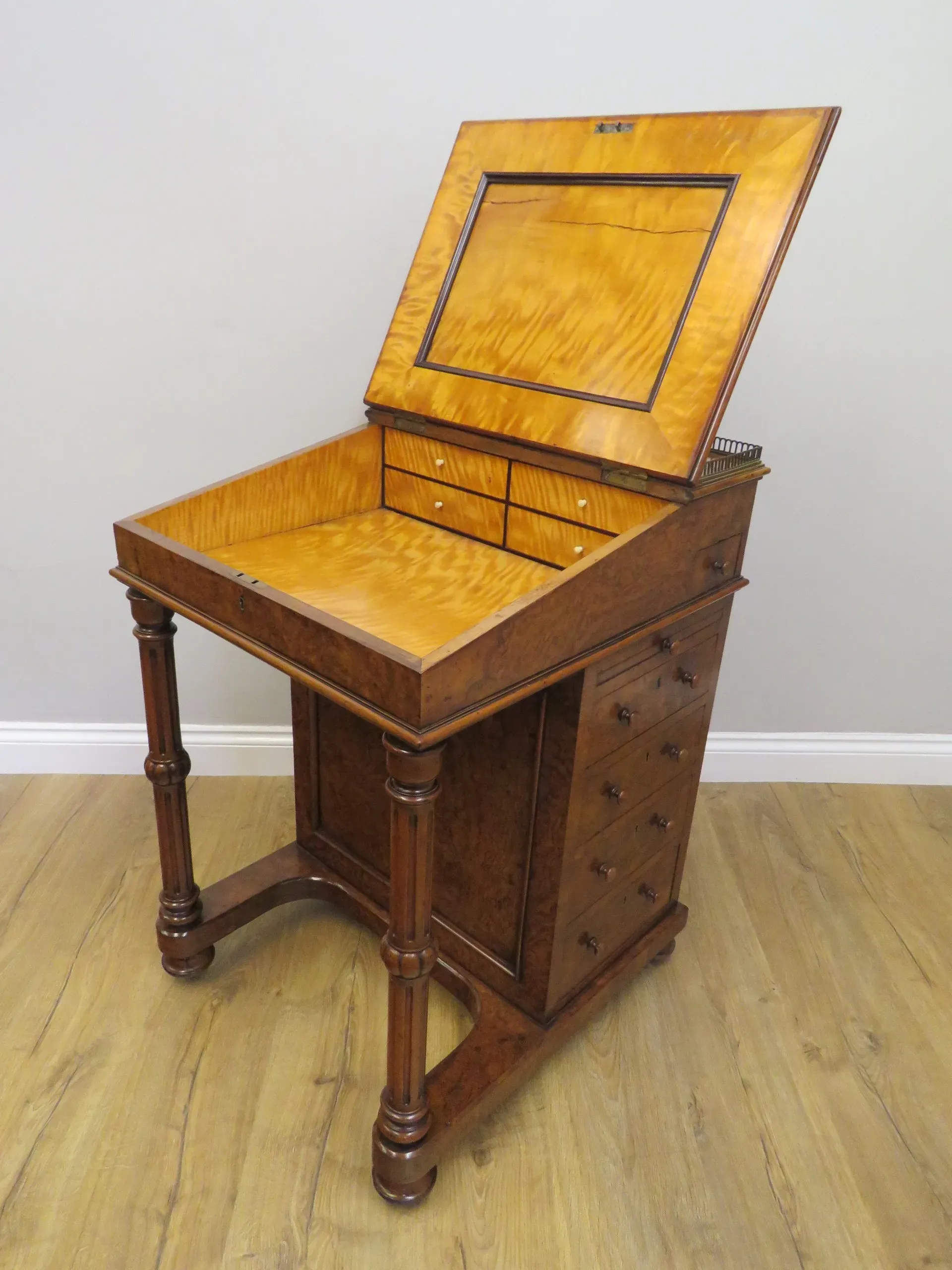 Wooden desk with drawers 1