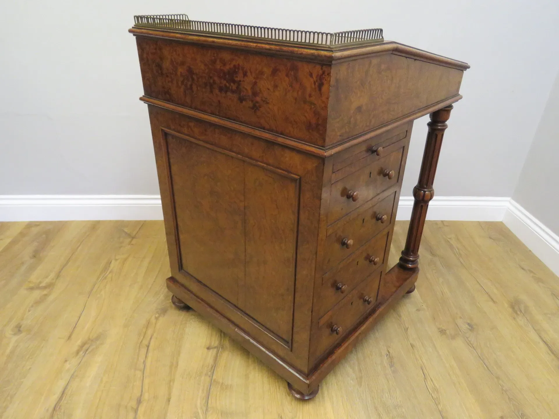 Wooden desk with drawers 3