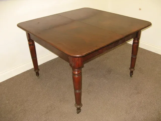 A MID VICTORIAN MAHOGANY PULL OUT DINING TABLE WITH 2 ORIGINAL LEAVES 3