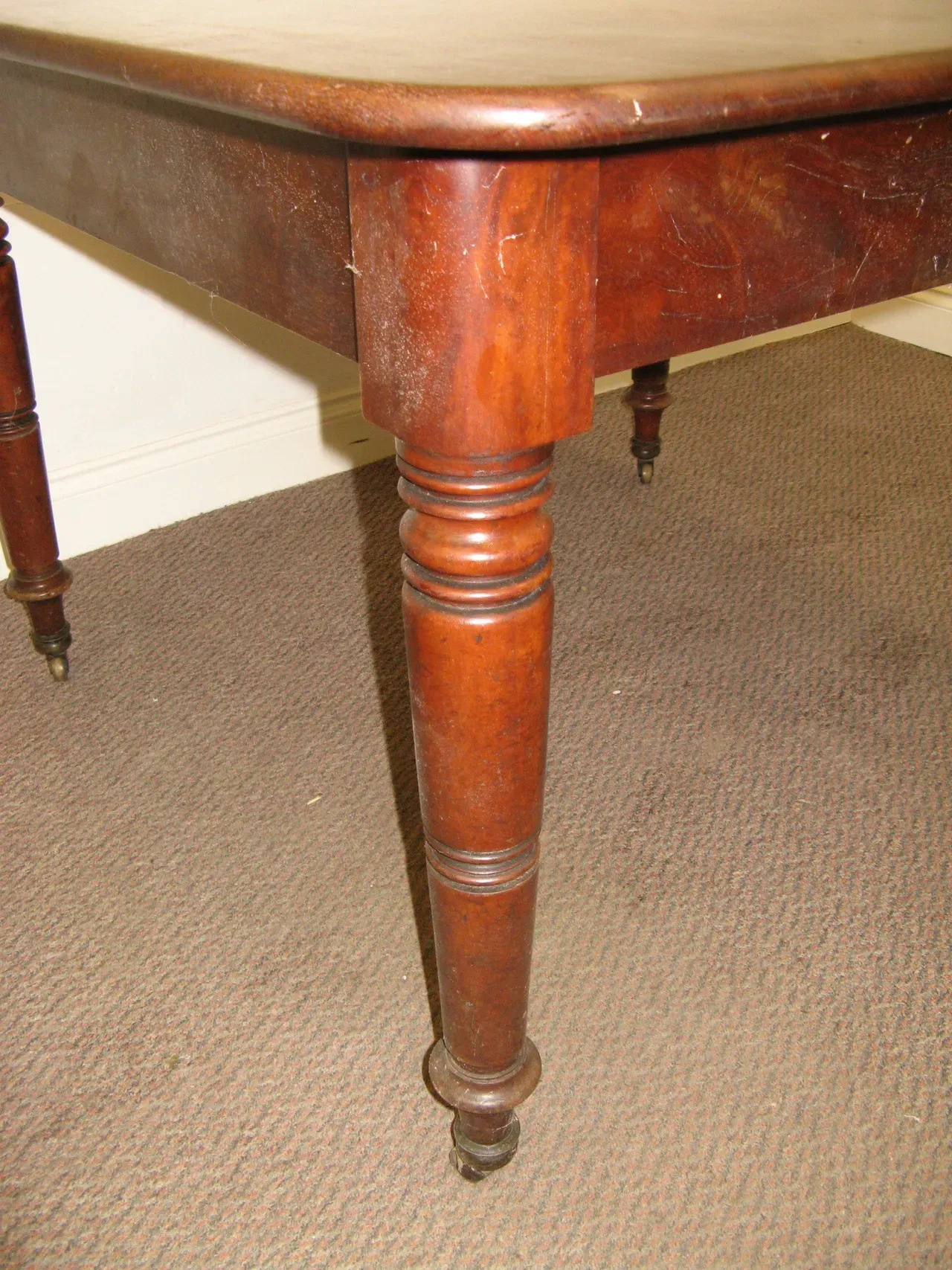 A MID VICTORIAN MAHOGANY PULL OUT DINING TABLE WITH 2 ORIGINAL LEAVES 2