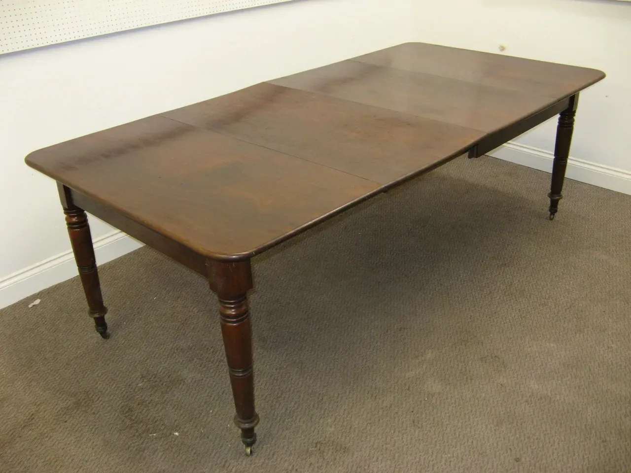 A MID VICTORIAN MAHOGANY PULL OUT DINING TABLE WITH 2 ORIGINAL LEAVES. 1