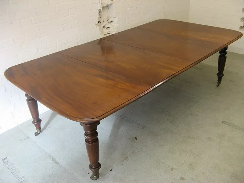 A GOOD QUALITY MID VICTORIAN MAHOGANY DINING TABLE 1