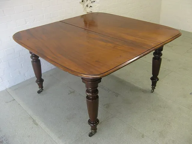 A GOOD QUALITY MID VICTORIAN MAHOGANY DINING TABLE 2