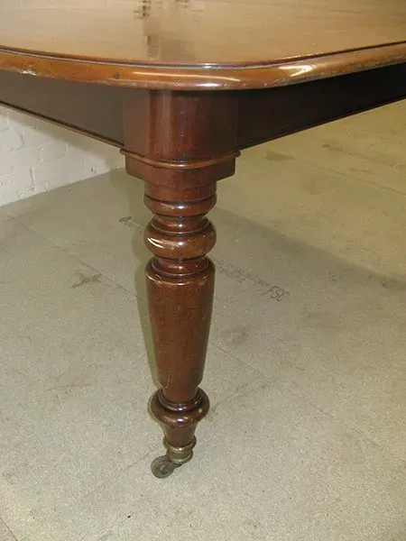 A GOOD QUALITY MID VICTORIAN MAHOGANY DINING TABLE 3