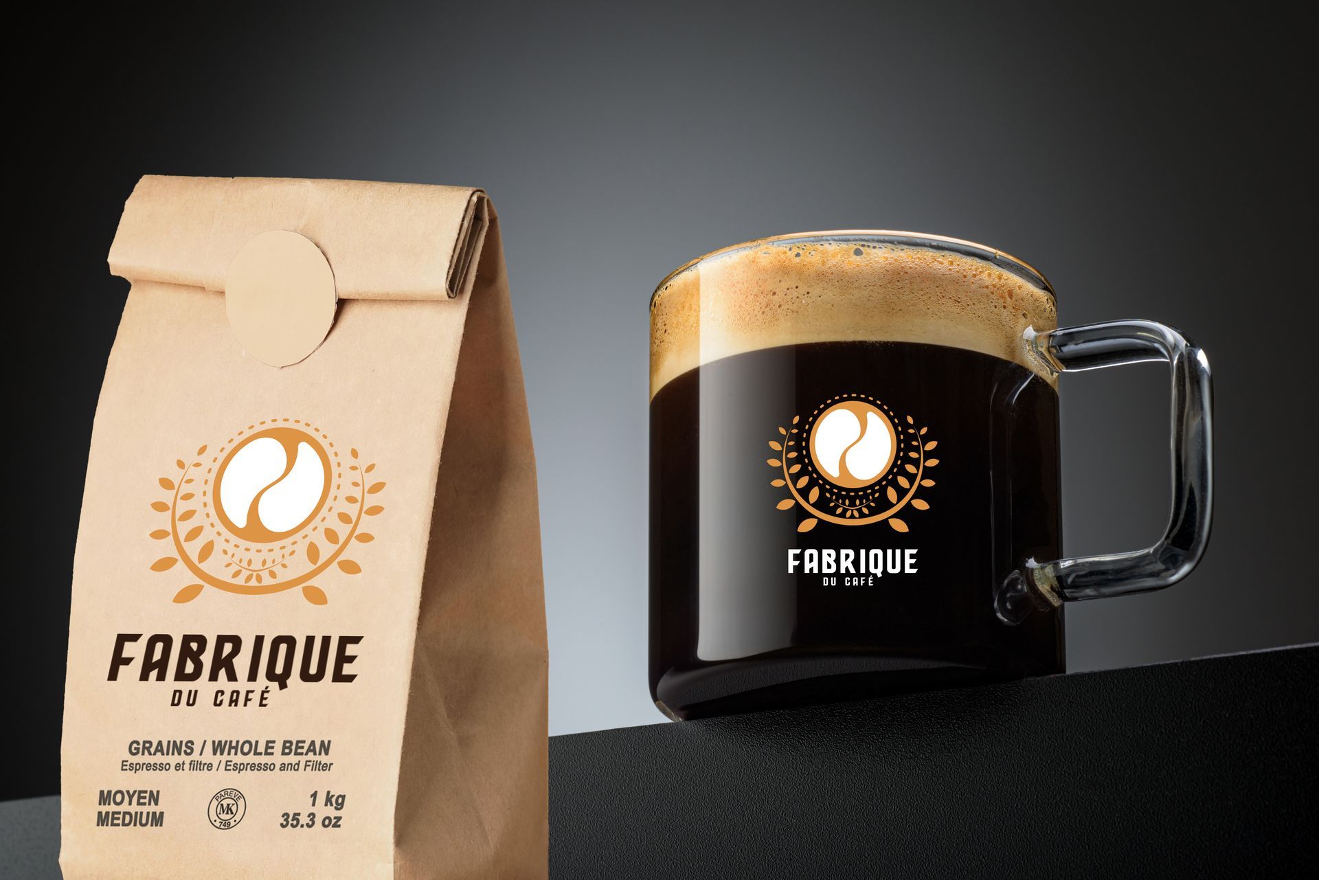 Sachet de café et mug avec logo Fabrique. Sachet marron et mug en verre avec café noir.