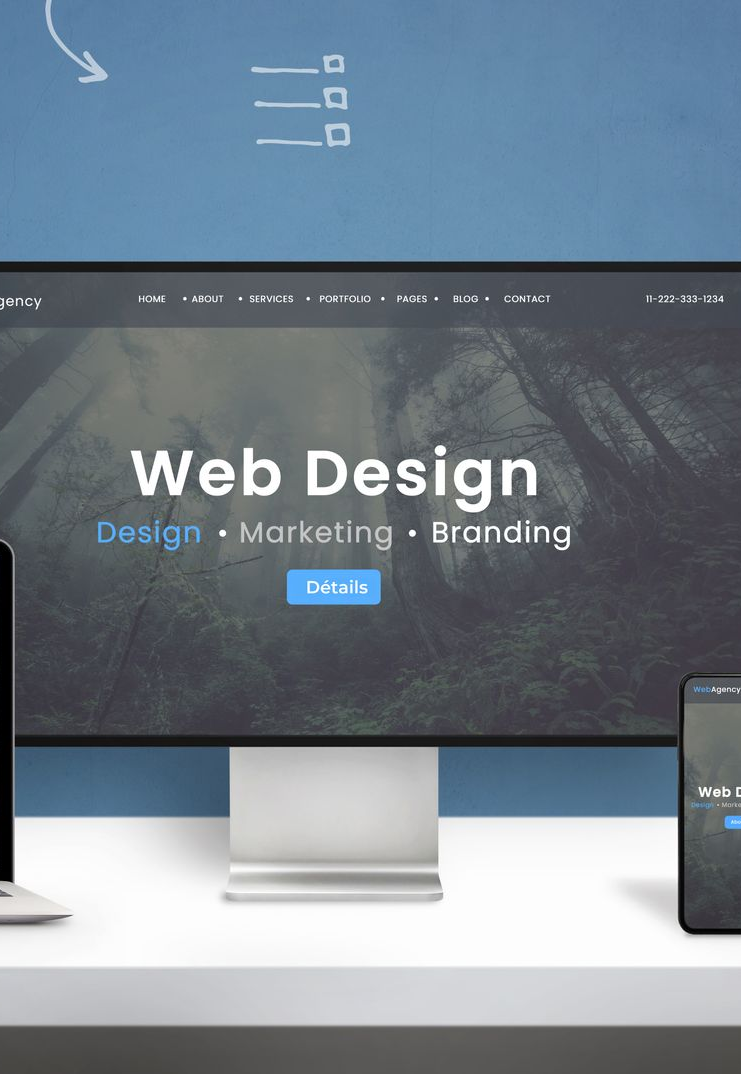 Écrans de différents appareils affichant des interfaces de sites Web sur un fond bleu.