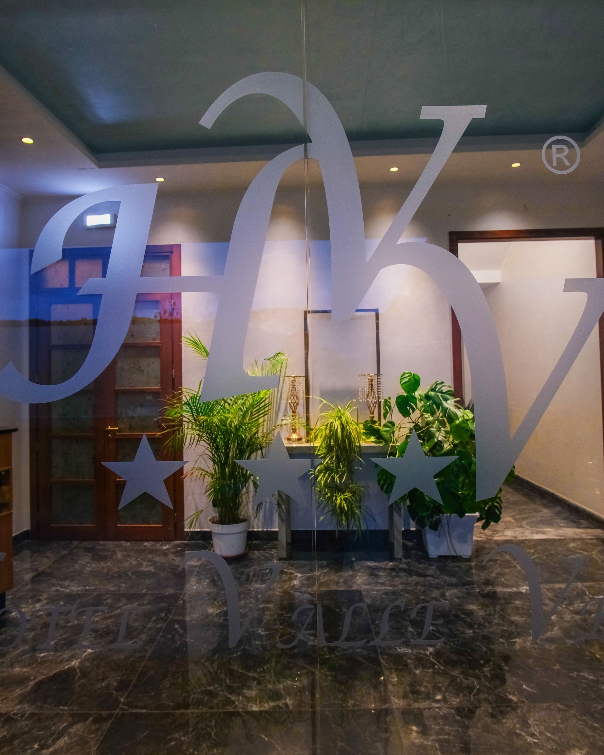 Porta d'ingresso in vetro con lettere smerigliate 