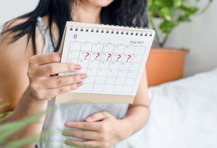 Ragazza controlla sul calendario la data dell'ultimo ciclo mestruale