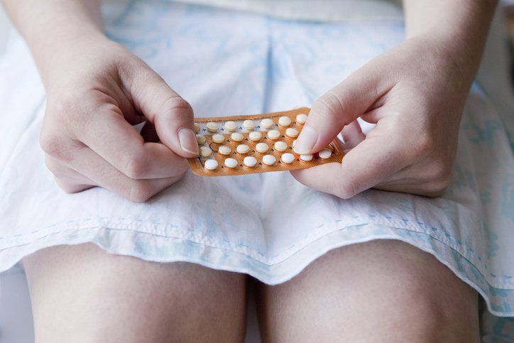 ragazza tiene in mano una confezione di pillole anticoncezionali