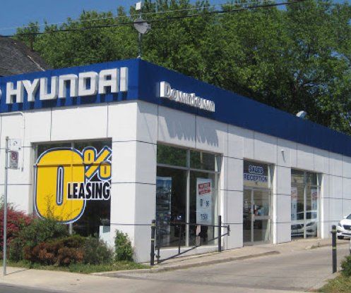 A hyundai dealership has a sign that says 0 % leasing