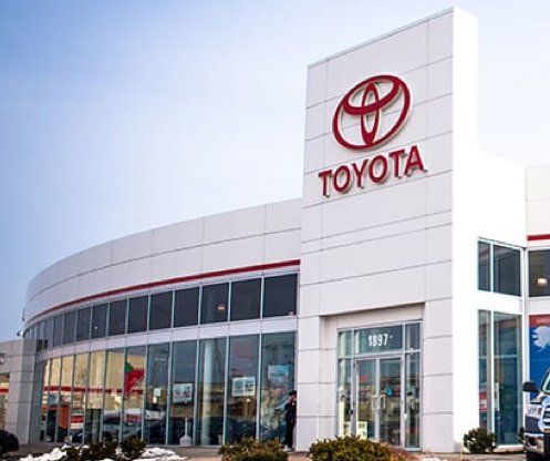 A large toyota dealership with a lot of windows