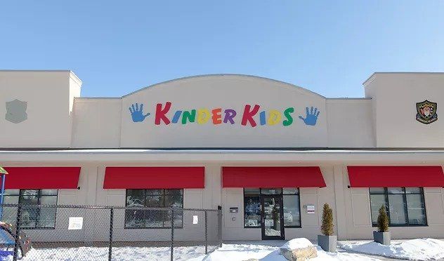 A building with a sign that says kinder kids