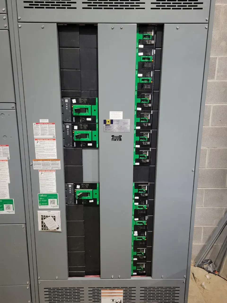 Main breaker panelboard